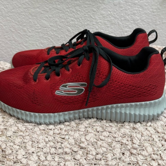 Men’s Red and Black Sketchers Athletic Shoes, sz 10 - Picture 2 of 8